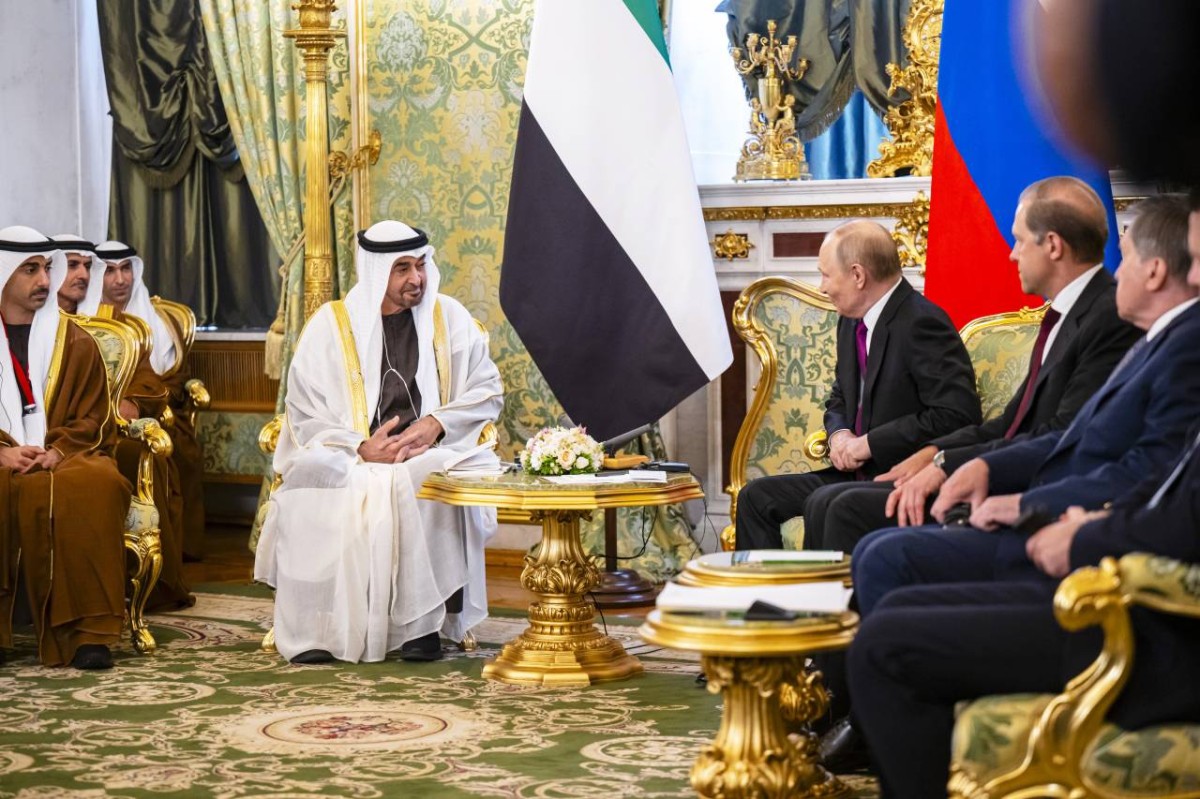 محمد بن زايد وفلاديمير بوتين خلال اللقاء بحضور حمدان بن محمد بن زايد وعلي الشامسي وثاني الزيودي
