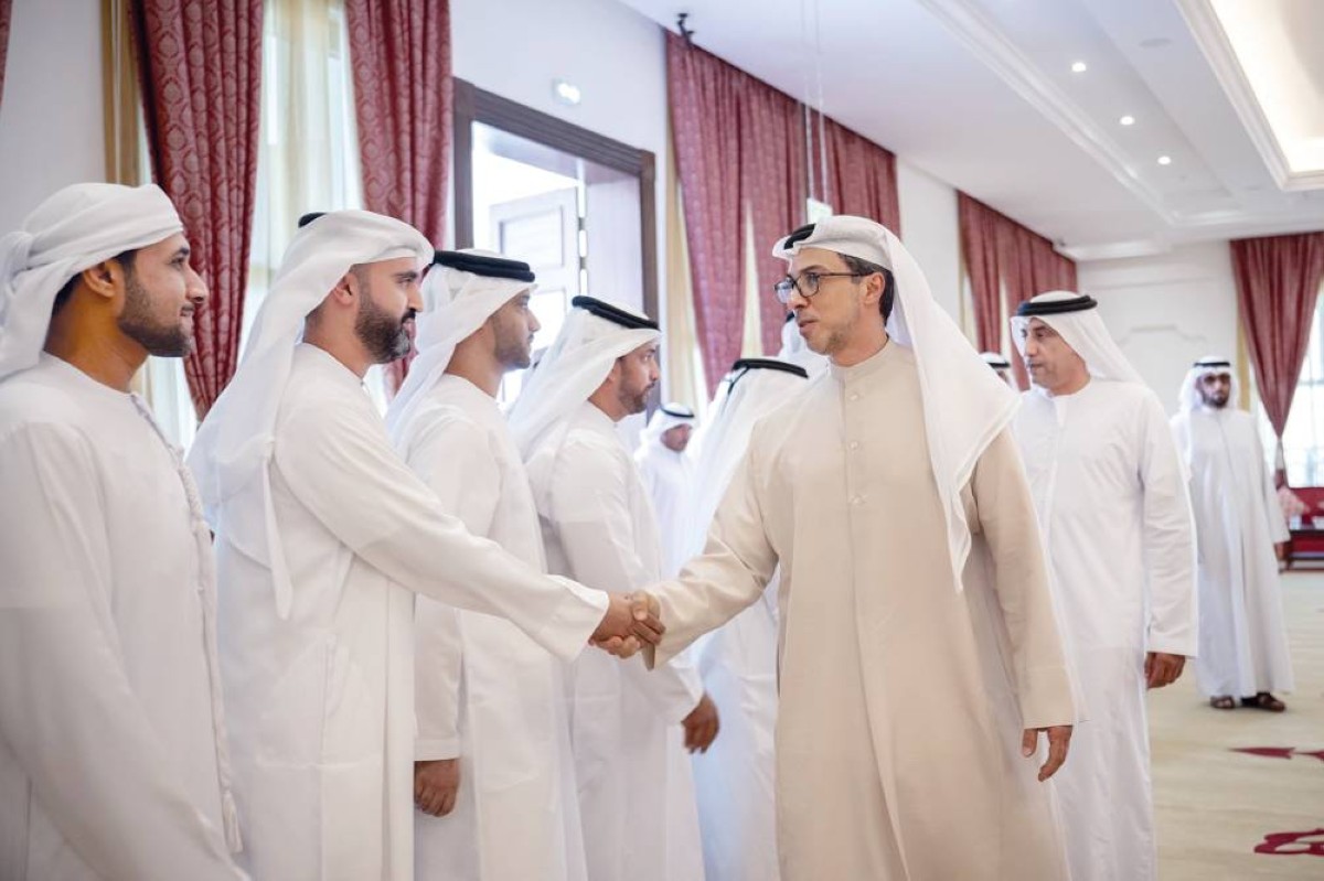 منصور بن زايد معزياً أسرة الفقيد