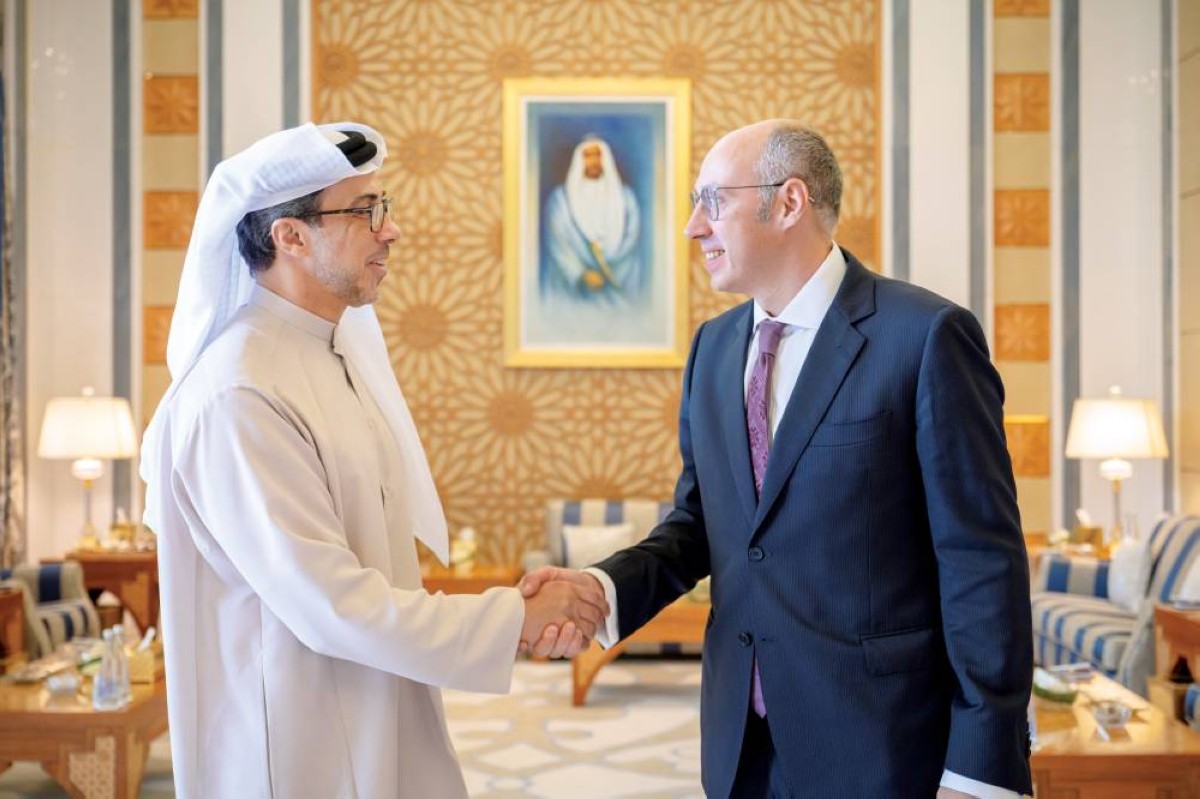 سموه مصافحاً دمترو سينيك