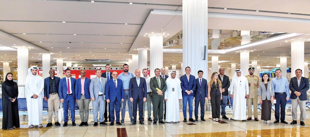 محمد المري وطلال الشنقيطي والحضور خلال الزيارة