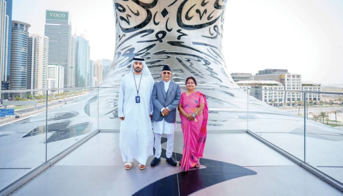 رئيس وزراء نيبال خلال زيارته متحف المستقبل 