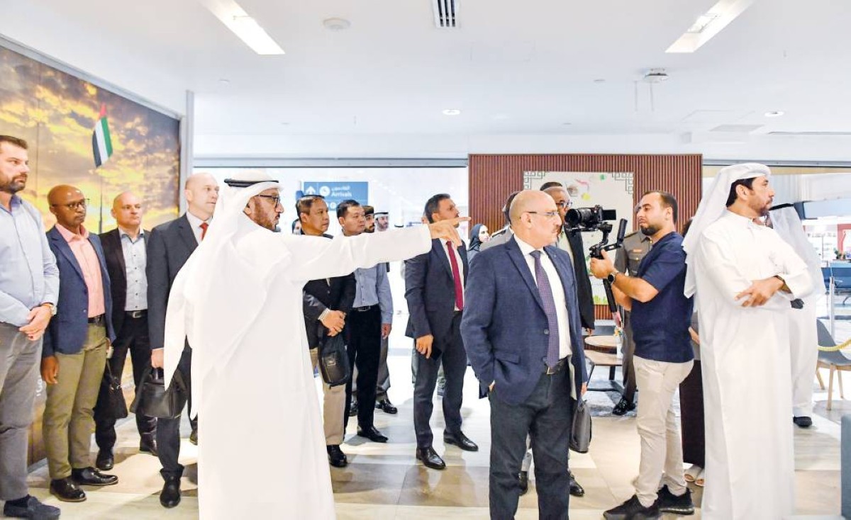 محمد المري وطلال الشنقيطي والوفد الدولي خلال اللقاء 