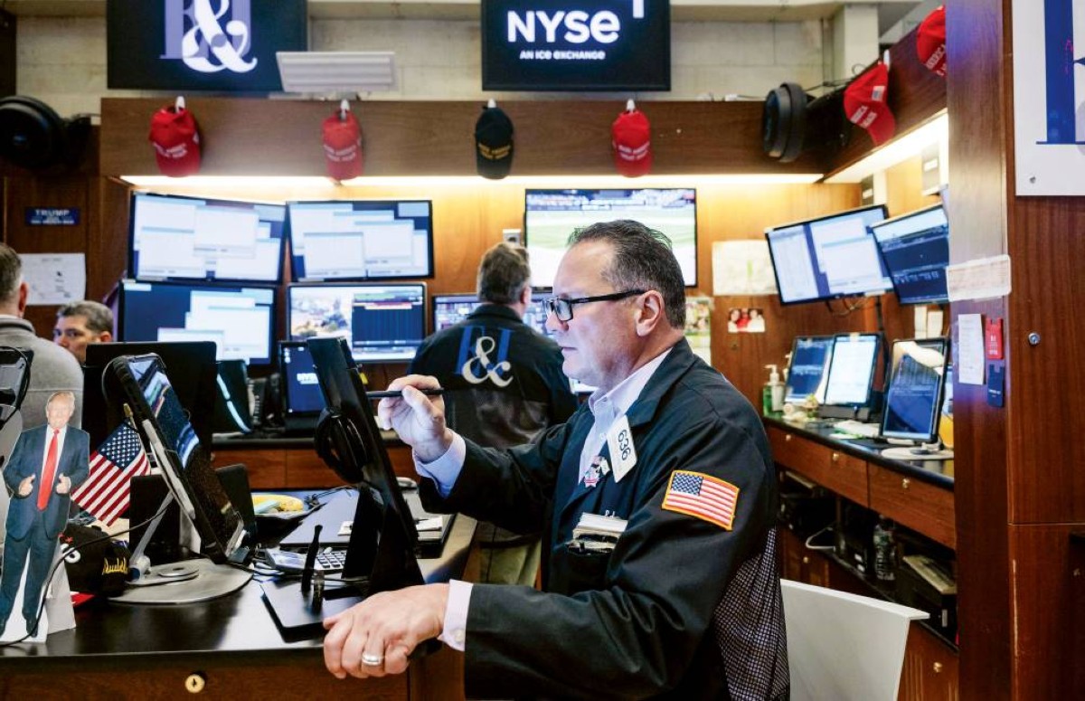 متداول يتابع تحركات مؤشرات البورصة في نيويورك 