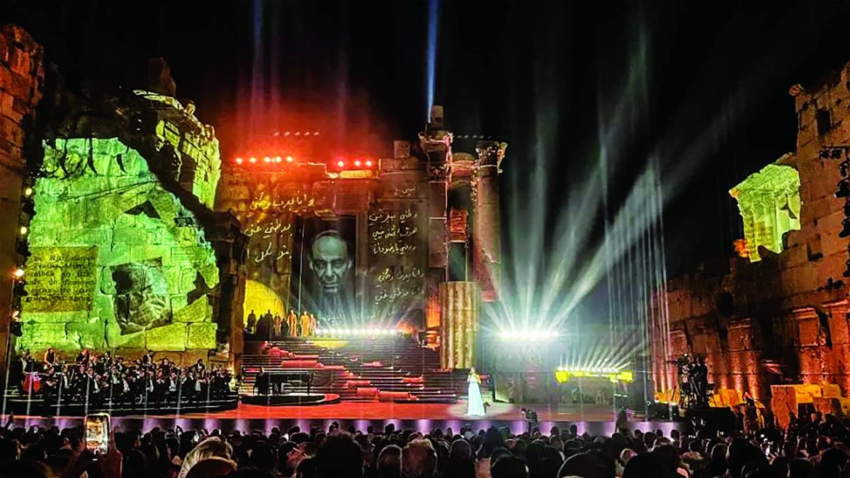 هبة طوجي خلال أدائها في عرض حقبات 