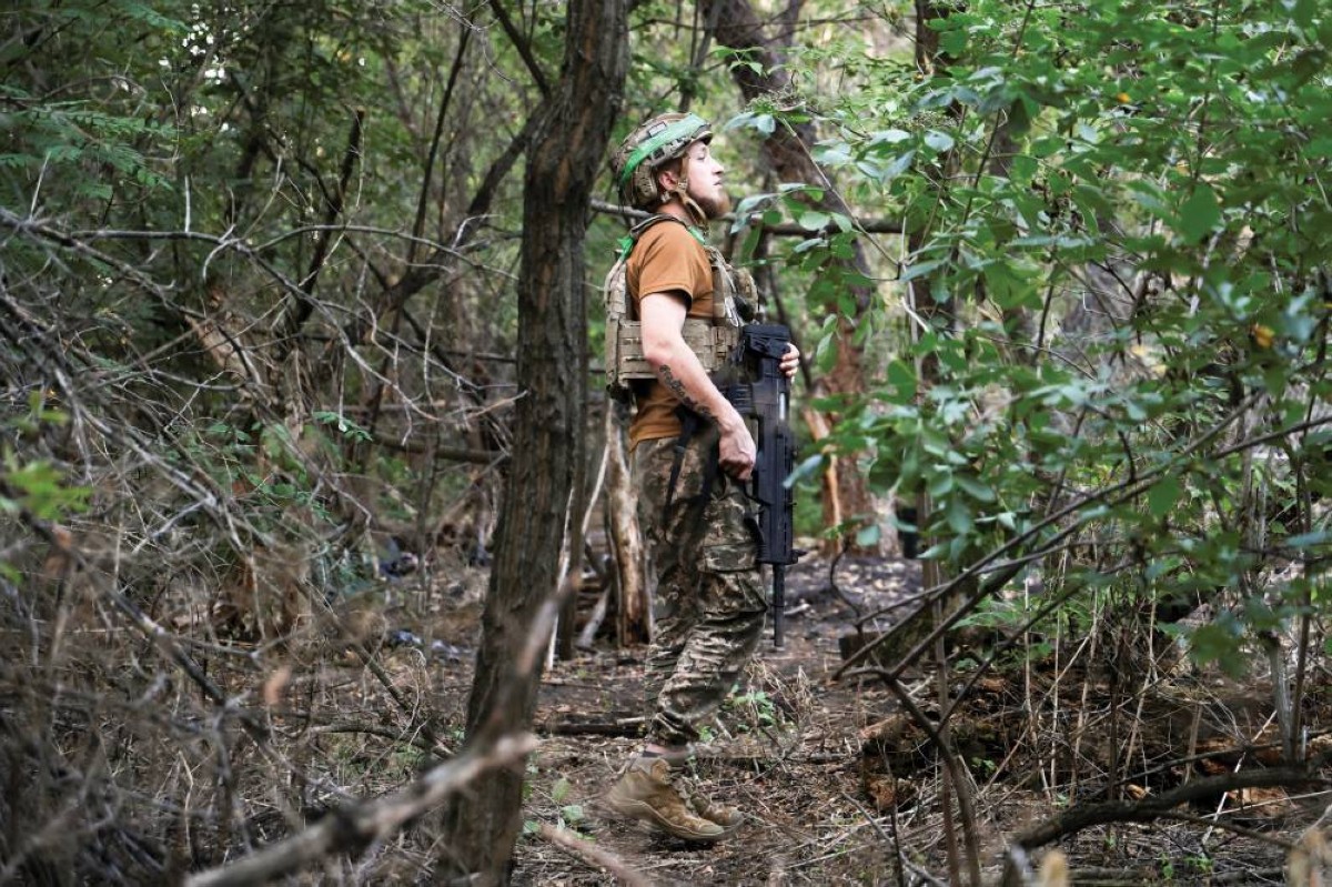 جندي أوكراني على خطوط المواجهة مع القوات الروسية في دونيتسك