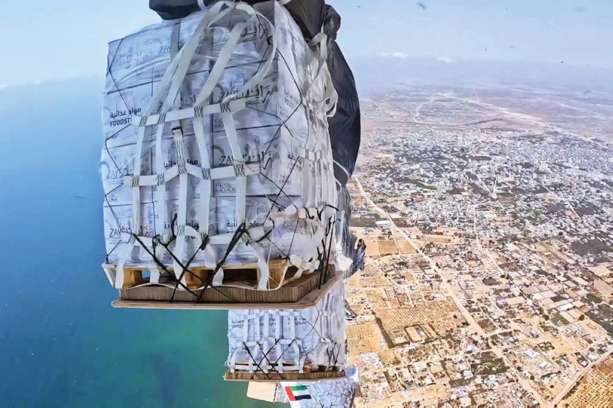 جانب من عمليات إنزال المساعدات فوق القطاع