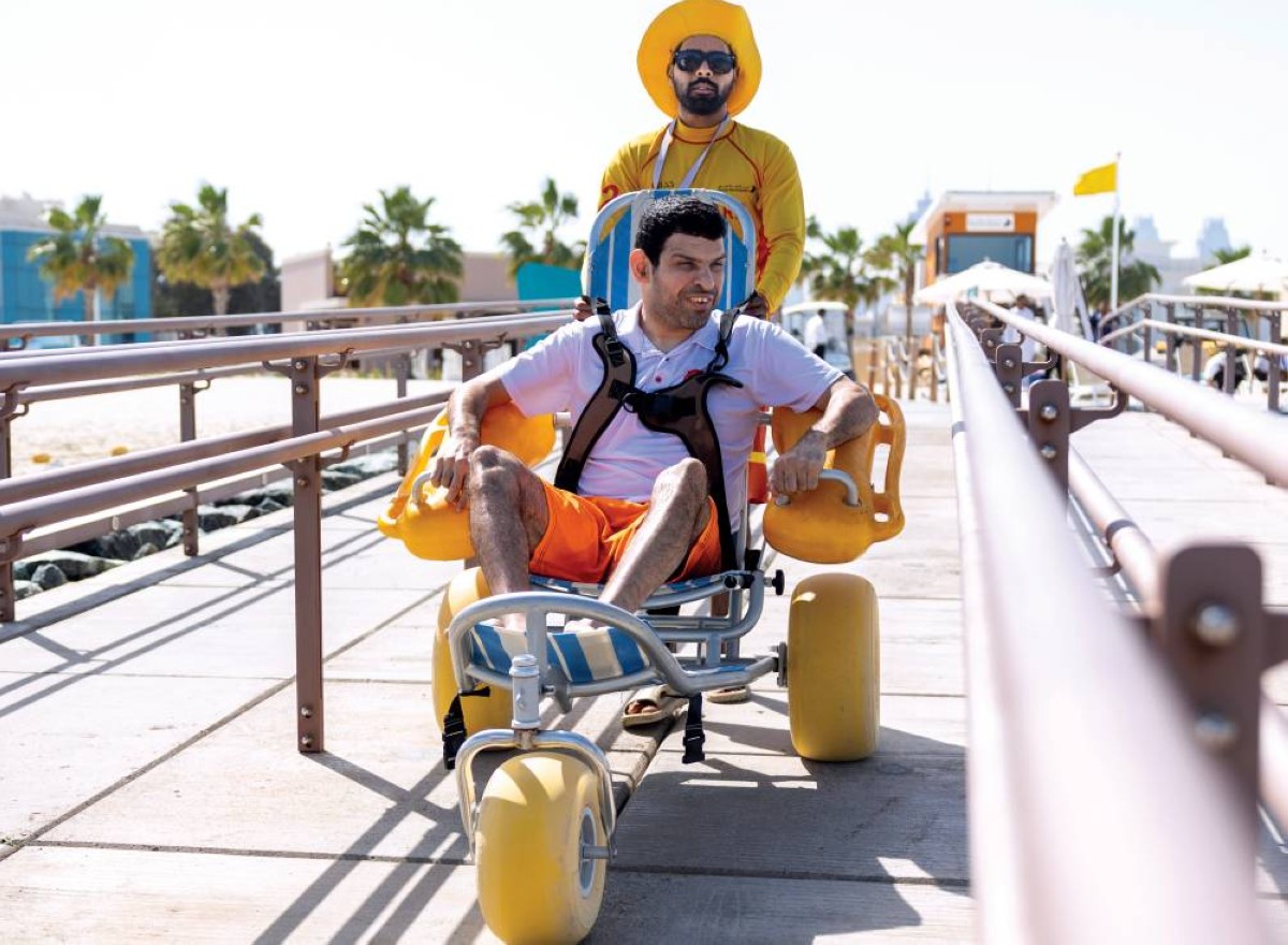  مسارات وتسهيلات خاصة لأصحاب الهمم على الشواطئ 