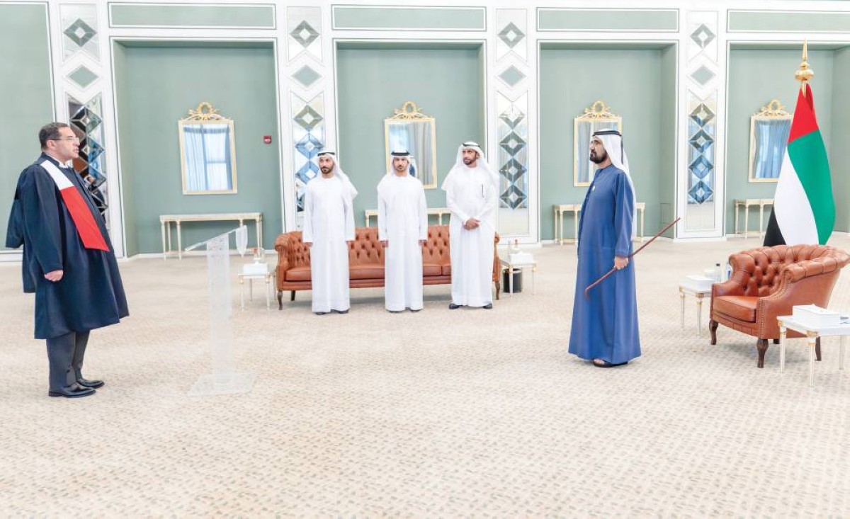 محمد بن راشد خلال أداء القضاة اليمين القانونية بحضور محمد الشيباني وسيف السويدي وعبدالله السبوسي