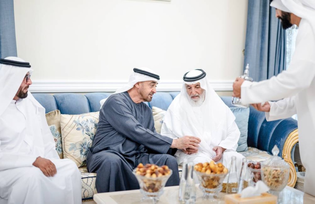  محمد بن زايد خلال تقديم العزاء إلى حميد الهاملي 