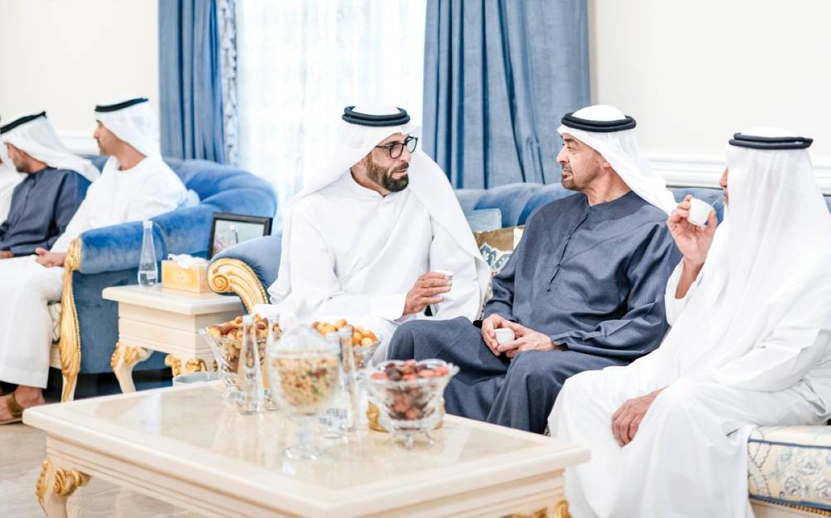  محمد بن زايد خلال تقديم واجب العزاء بحضور حمدان بن محمد بن زايد ومحمد بن حمد بن طحنون وحميد الهاملي  