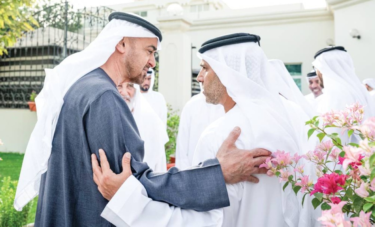  محمد بن زايد خلال تقديم العزاء إلى أسرة وأصدقاء الفقيد 