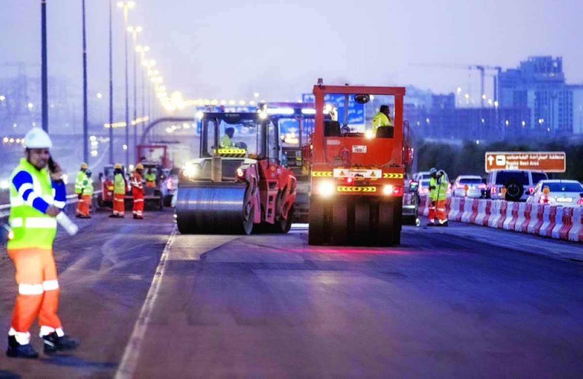 العمل في ساعات المساء لإنجاز المشروع في الوقت المحدد 