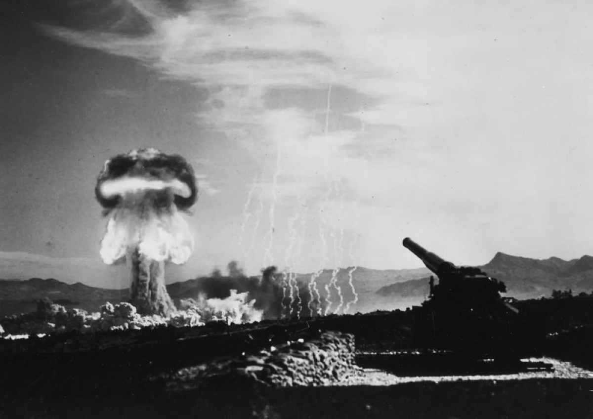 1953 الاتحاد السوفييتي يفجر قنبلته الهيدروجينية الأولى في موقع سيميبالاتينسك في كازاخستان.