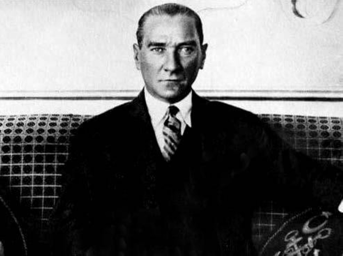 1923  تعيين مصطفى كمال رئيساً للحكومة التركية.