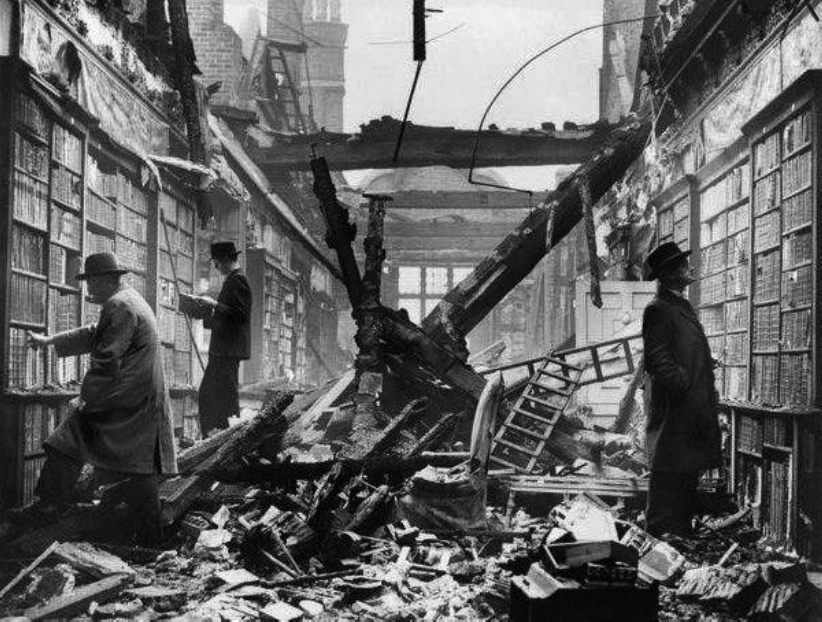 1940 أعنف قصف جوي على لندن خلال الحرب العالمية الثانية.