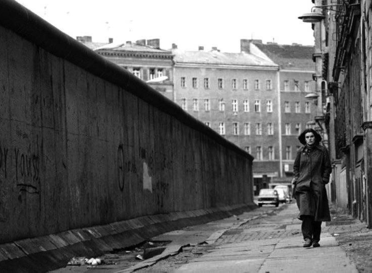 1961 إغلاق الحدود بين الألمانيتين وبدء بناء جدار برلين.