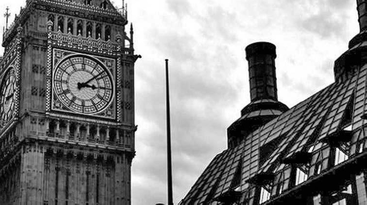 2017  ساعة بيغ بن التاريخية تتوقف عن العمل لمدة 4 سنوات.