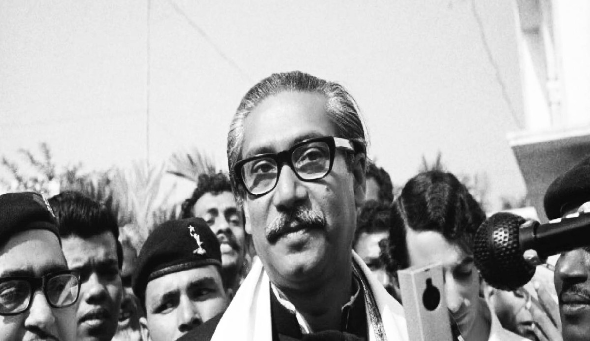 1975  اغتيال رئيس بنغلاديش مجيب الرحمن في انقلاب عسكري.