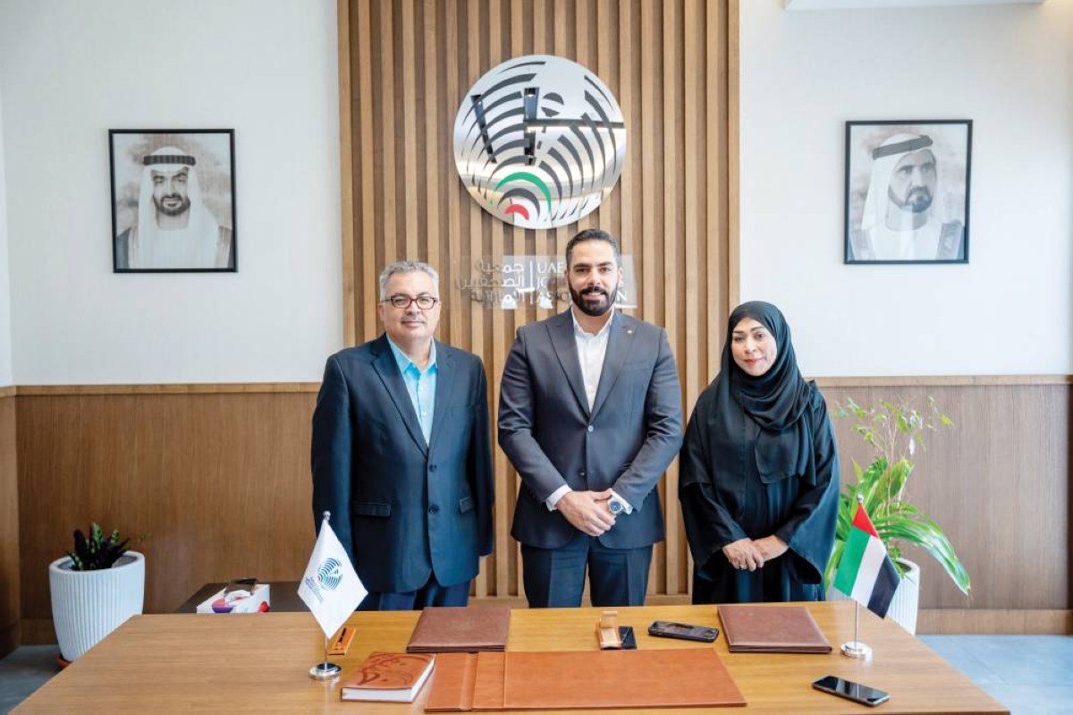 فضيلة المعيني مع مسؤولي المجموعة