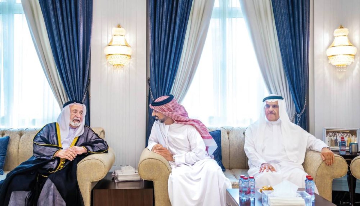 سلطان القاسمي خلال تقديم واجب العزاء بحضور عمار النعيمي وأحمد الطاير 
