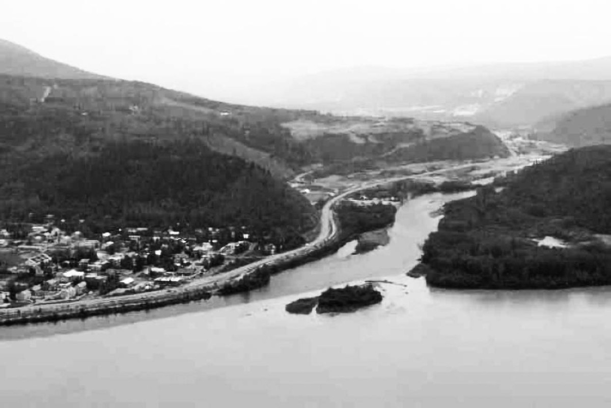 1896  جورج كارماك يكتشف الذهب في نهر كلونديك بكندا عندما كان يصطاد السمك.