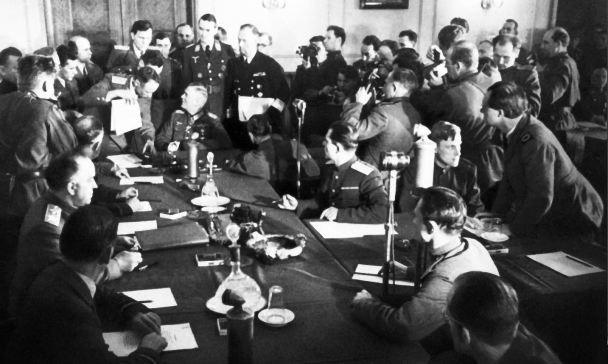 1945  إعلان أمريكي بريطاني سوفييتي بانتهاء الحرب العالمية الثانية.