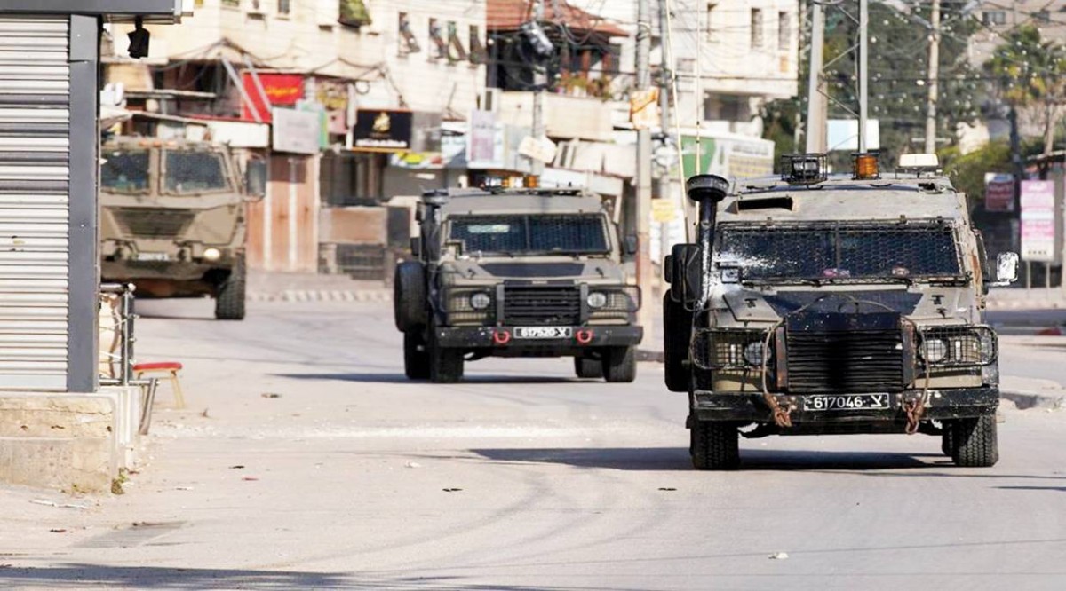 عربات إسرائيلية خلال اقتحام إحدى المناطق في الضفة الغربية