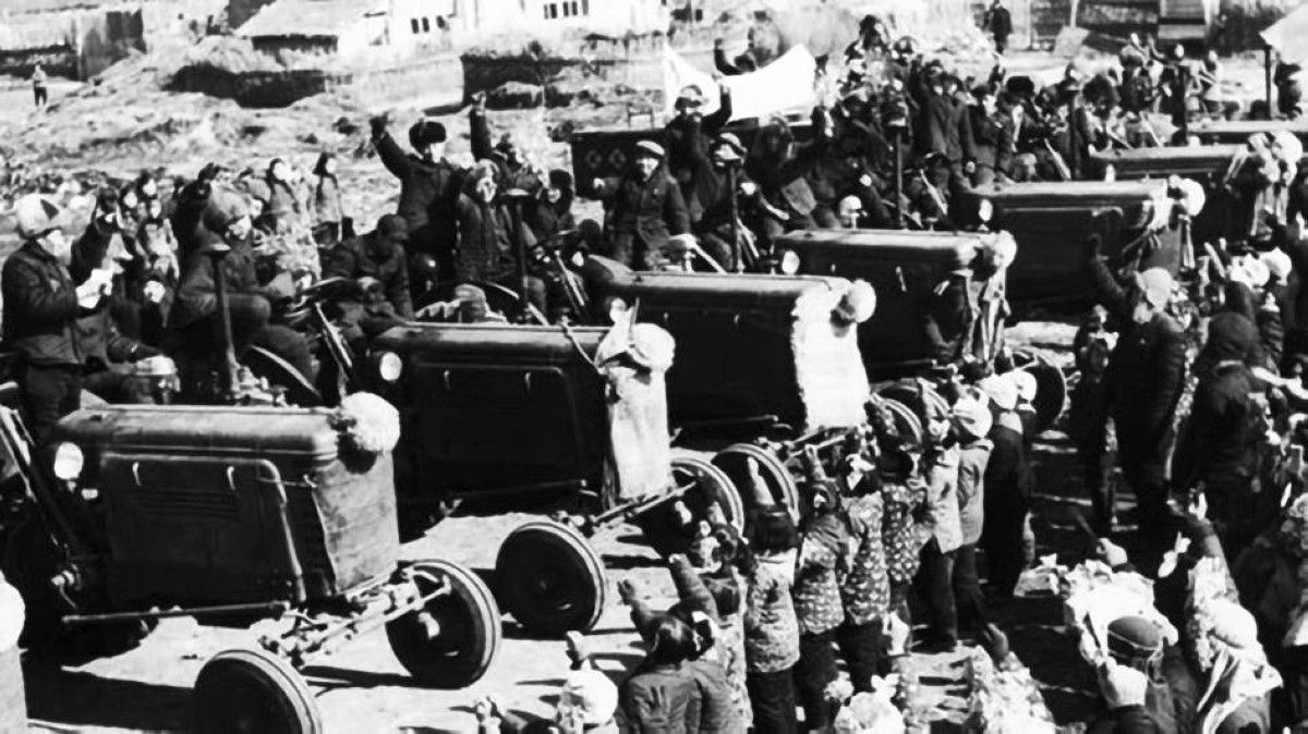 1958 -  الزعيم الصيني ماوتسي تونغ يطلق حملة «الوثبة الكبرى» الاقتصادية.