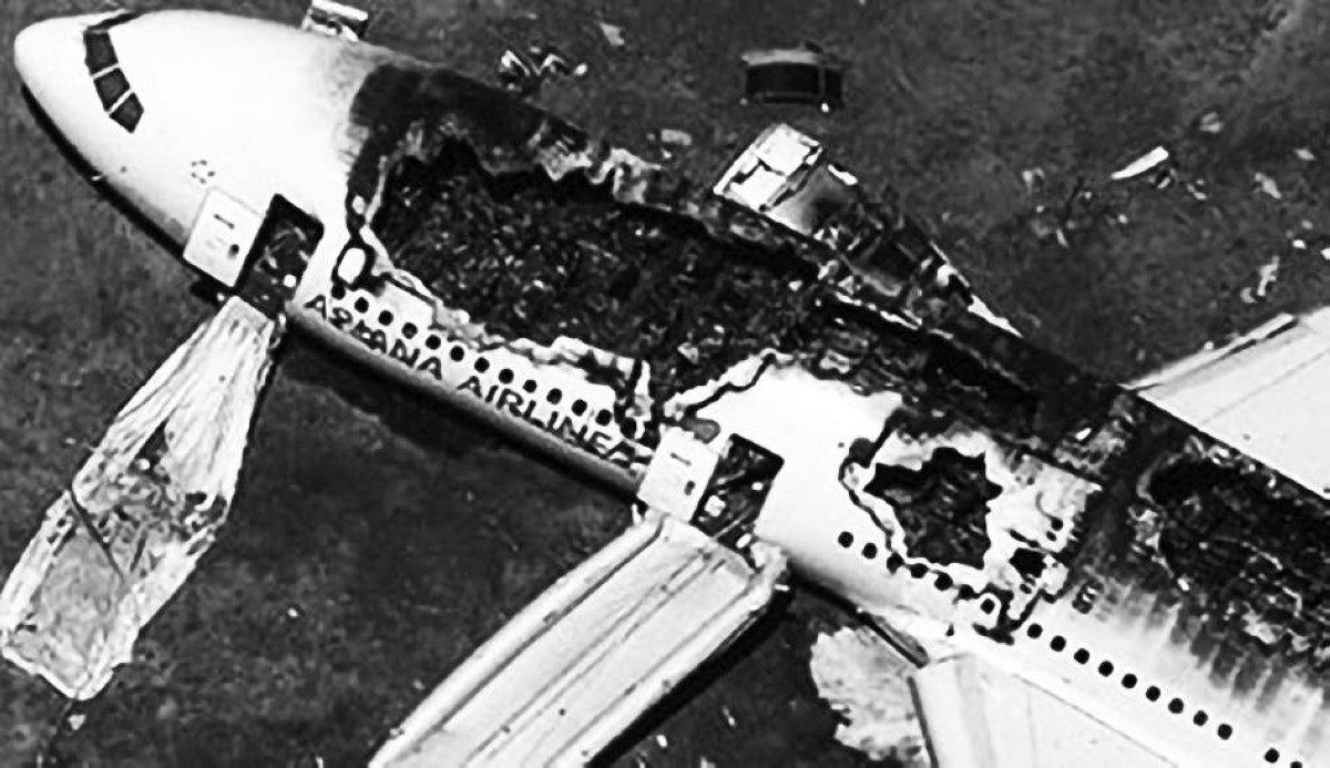 1988 - مقتل الرئيس الباكستاني محمد ضياء الحق والسفير الأمريكي في باكستان بحادث تحطم طائرة.