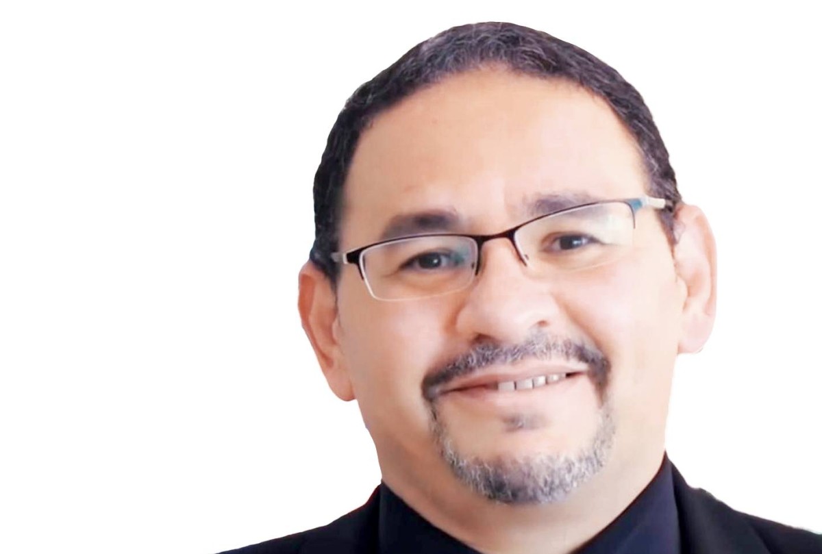 أيمن النقيب