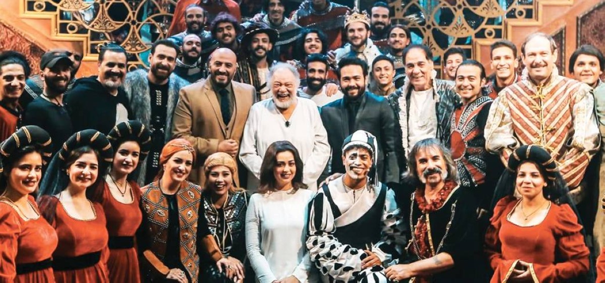 يحيى الفخراني يتوسط فريق عمل «الملك لير»