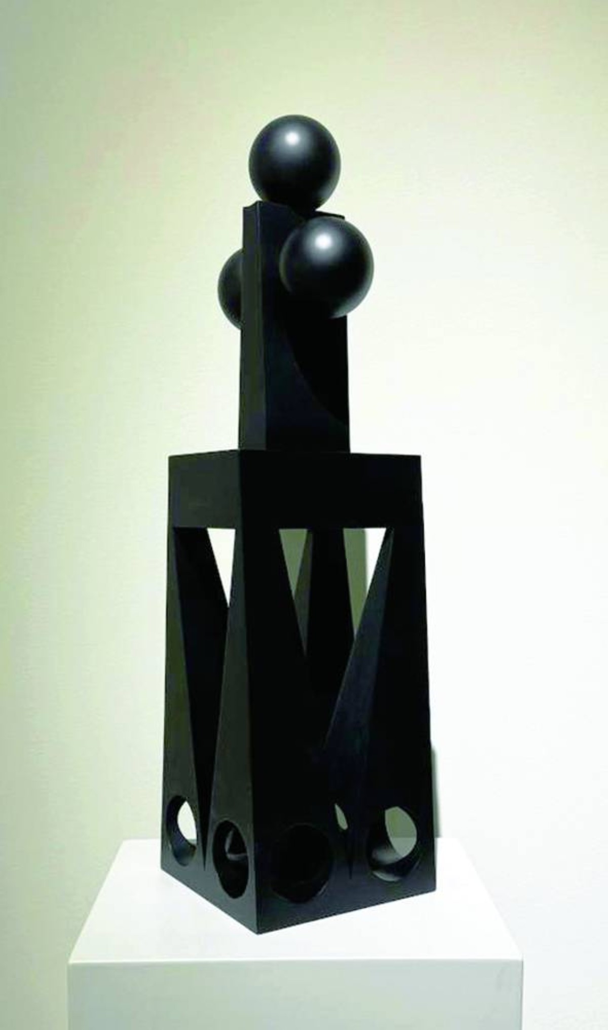  « مثلث في الفراغ» عمل للبنا من الخشب والمعدن
