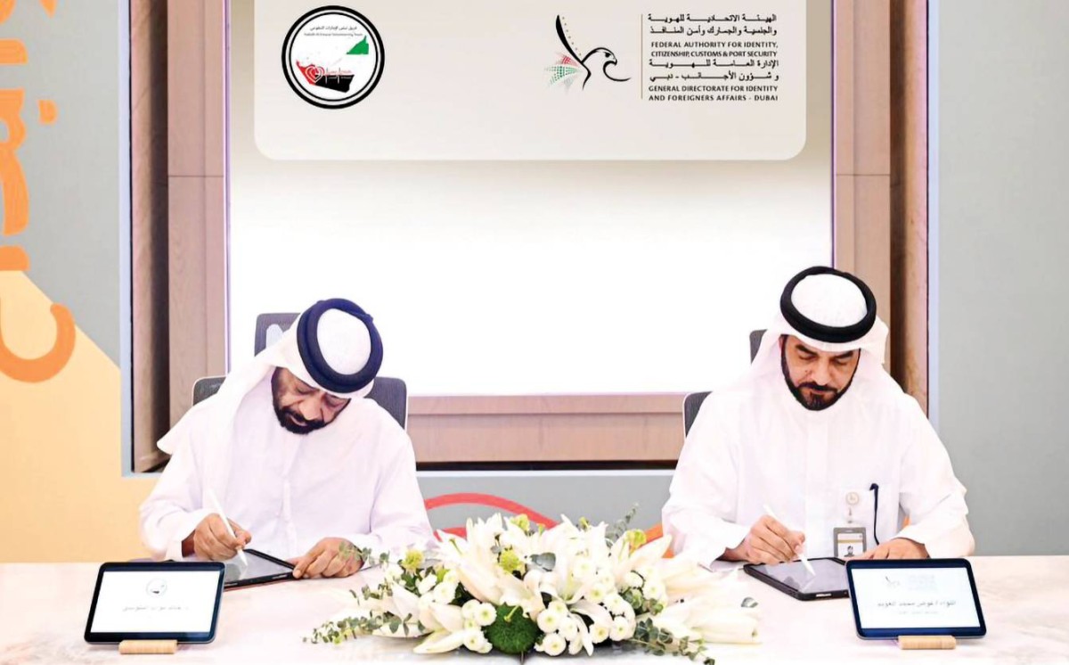 عوض العويم وخالد البلوشي خلال توقيع مذكرة التفاهم