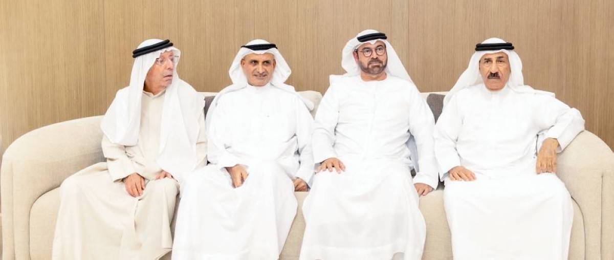 محمد القرقاوي وخليفة الفلاسي وعبدالغفار حسين وعلي الشعفار خلال العزاء