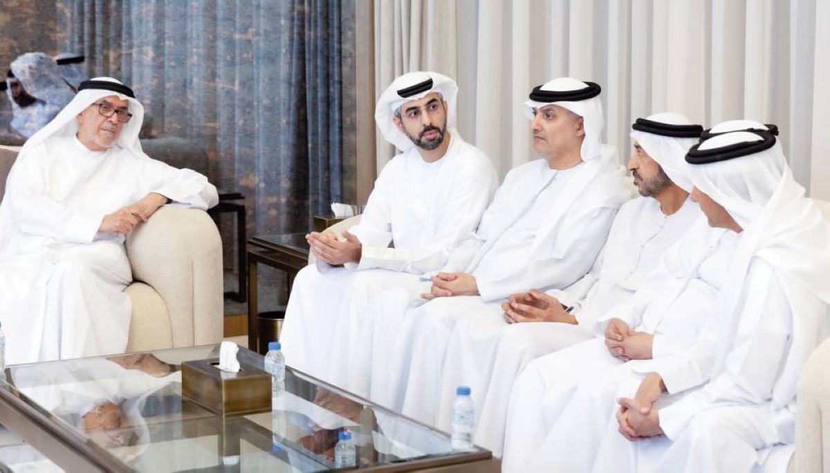 عمر العلماء وسعيد بن غباش وراشد الشامسي وجانب من المعزين