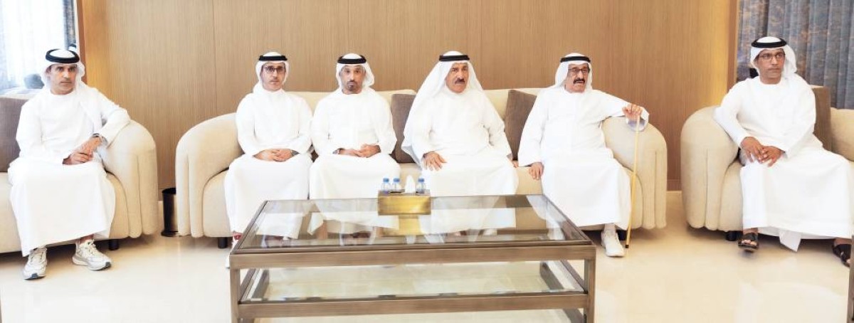 محمد النابودة خلال تقديم العزاء إلى علي الشعفار وأنجاله