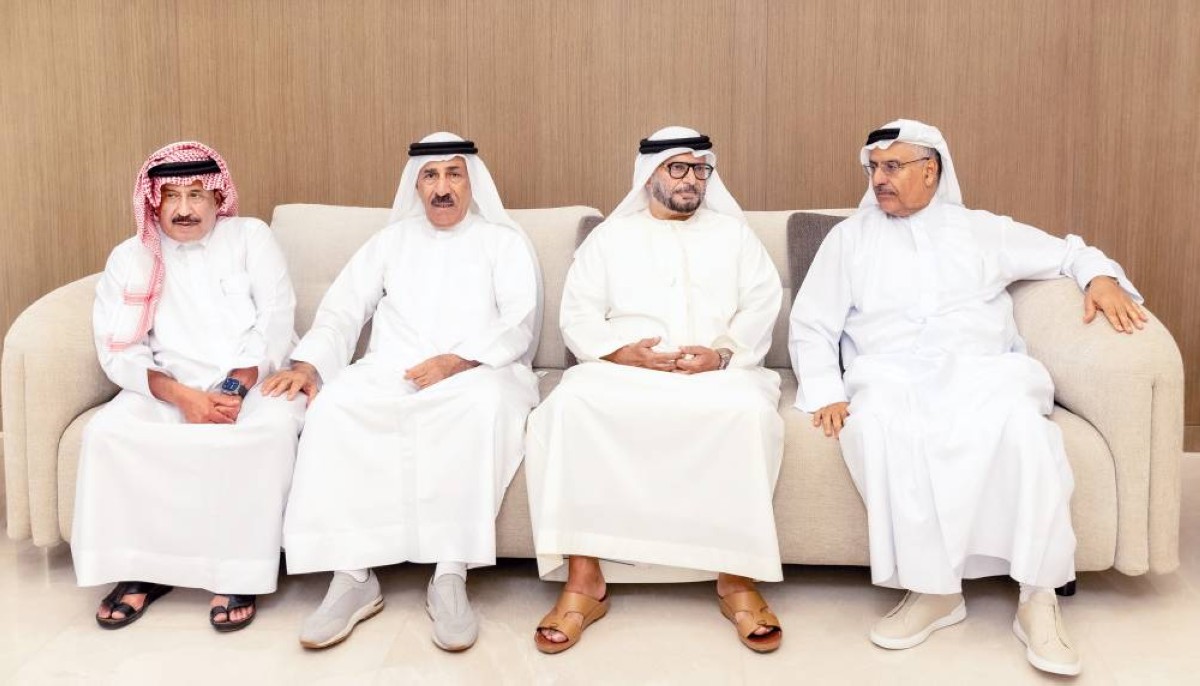 أنور قرقاش وأحمد الطاير وعلي الشعفار خلال العزاء