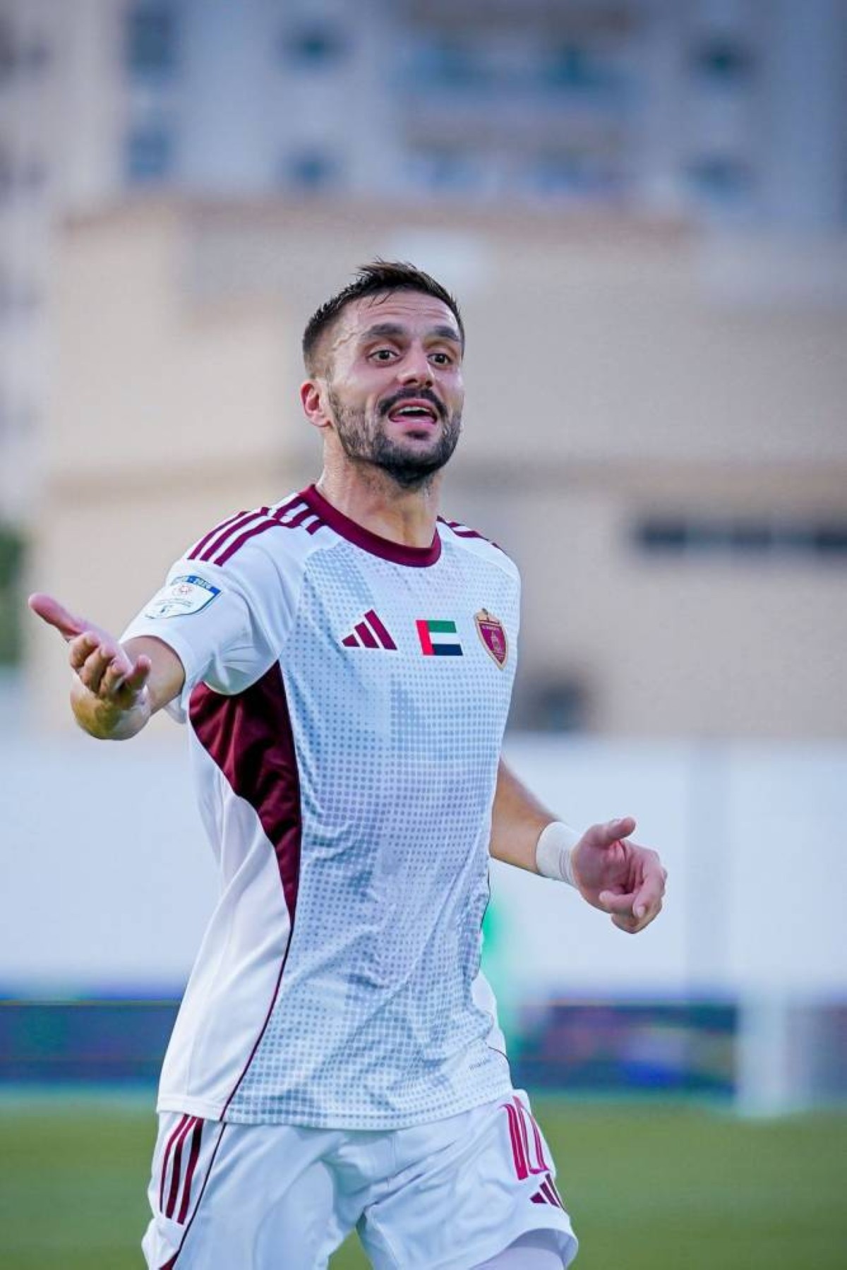 ماذا قدم النجم الصربي تاديتش في ظهوره الرسمي الأول بقميص الوحدة؟