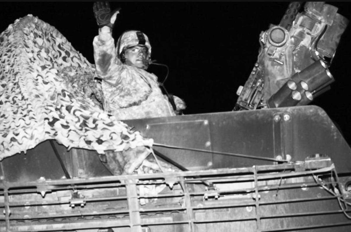 2010 آخر الوحدات الأمريكية تغادر العراق قبل أسبوعين من الموعد النهائي لانسحابها.