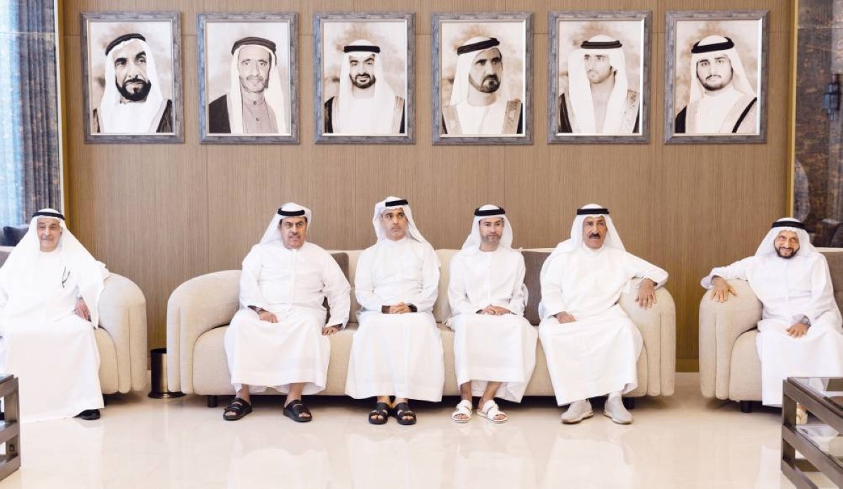 محمد الحسيني وخميس الرميثي وأحمد بن الشيخ وعبدالله الفهيم وعلي الشعفار خلال العزاء