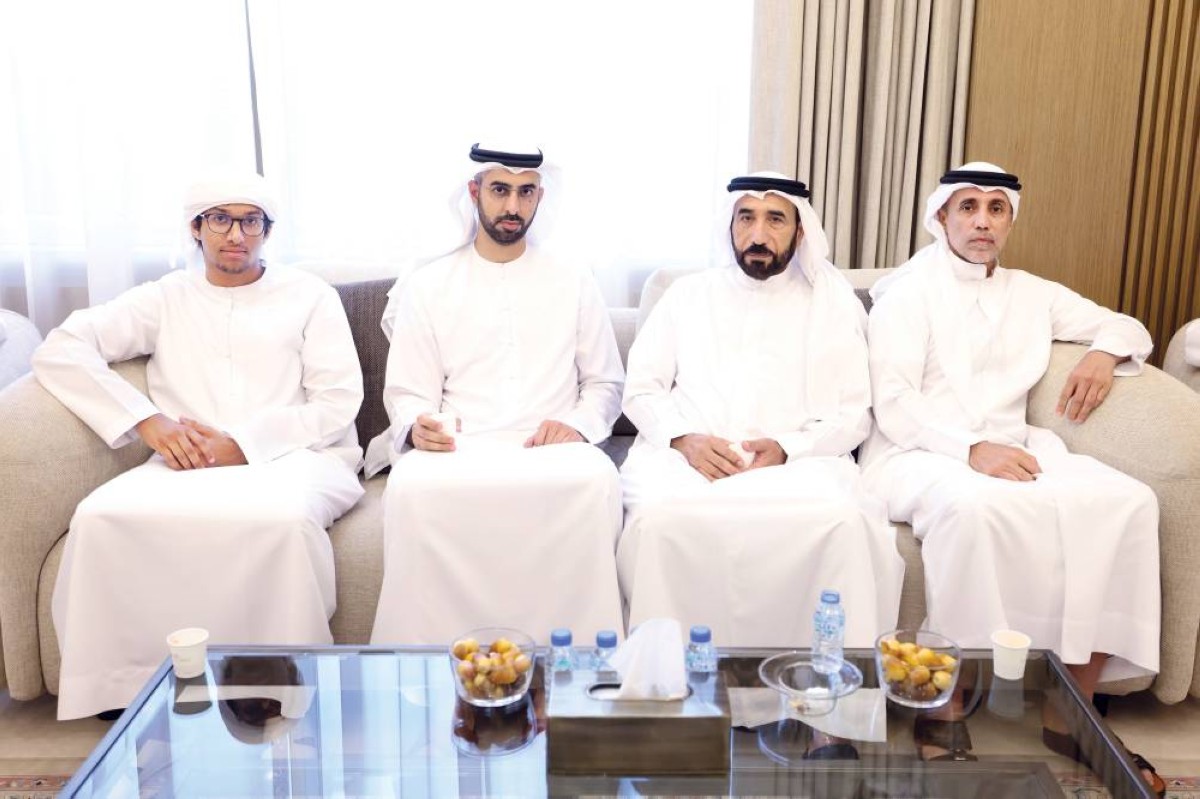 عمر العلماء ومحمد الحبتور وسيف الشعفار خلال العزاء