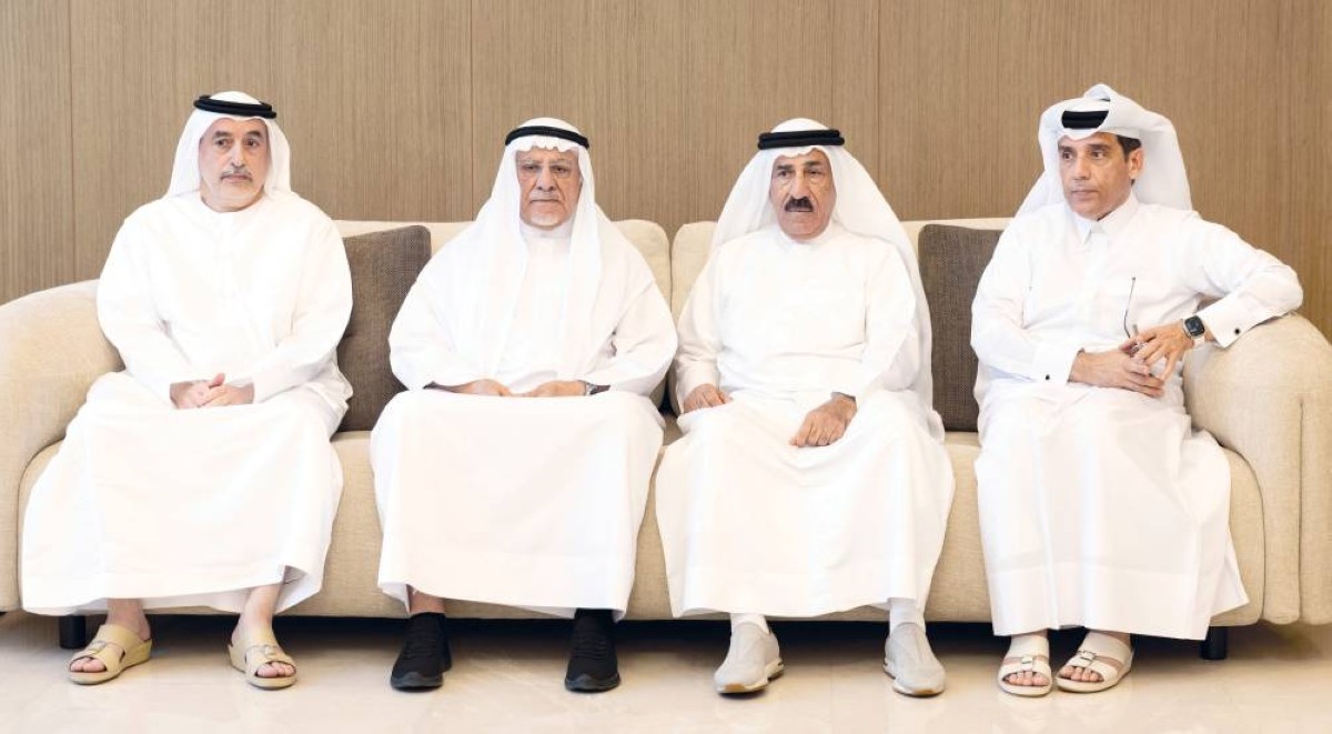 عارف الشيخ وطارق الماجد وعلي الشعفار خلال مجلس العزاء