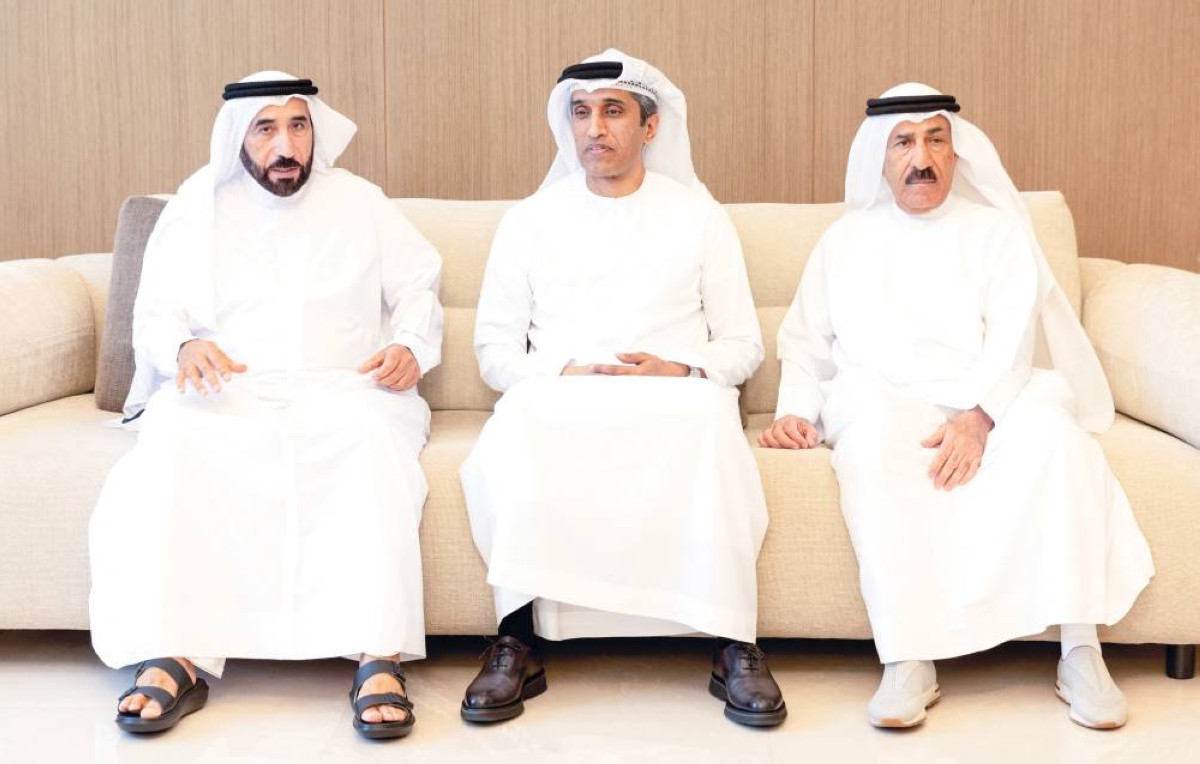 عبدالله البسطي خلال تقديم واجب العزاء إلى علي الشعفار وسيف الشعفار