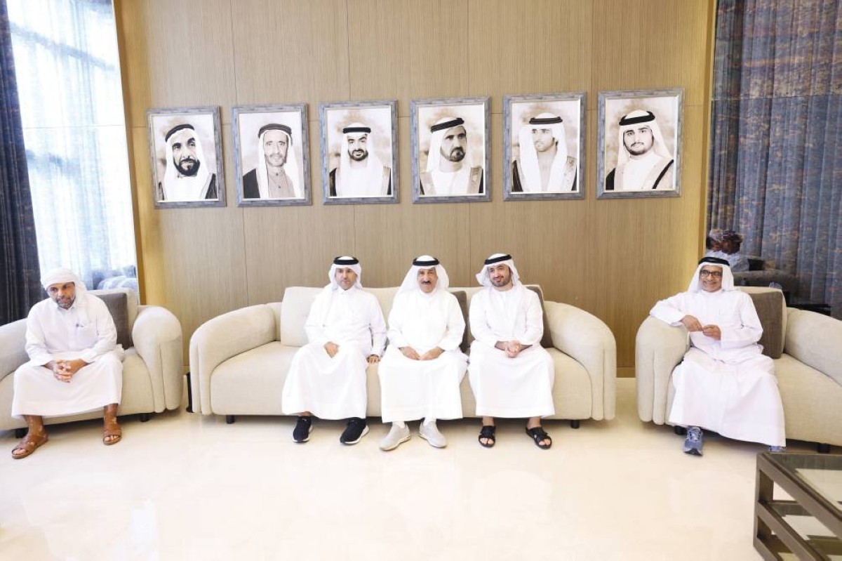 أحمد بن ثاني وسعيد الهاجري وعلي الشعفار خلال العزاء