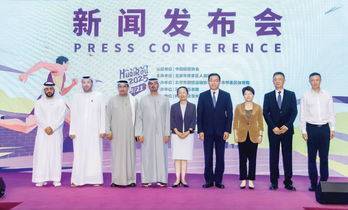 حسين إبراهيم الحمادي ومحمد هلال الكعبي يتوسطان الحضور على هامش المؤتمر الصحفي