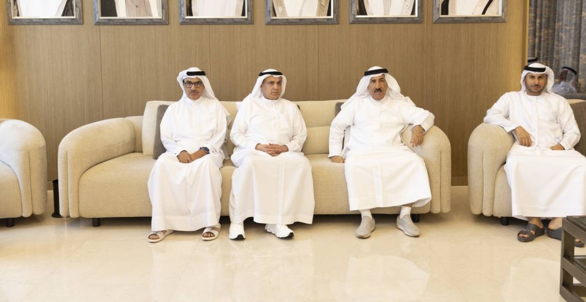 سليمان المزروعي وعلي الشعفار خلال العزاء