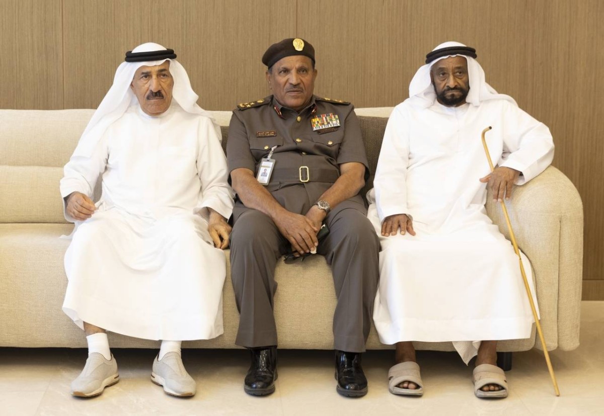 علي غانم المري خلال تقديم واجب العزاء