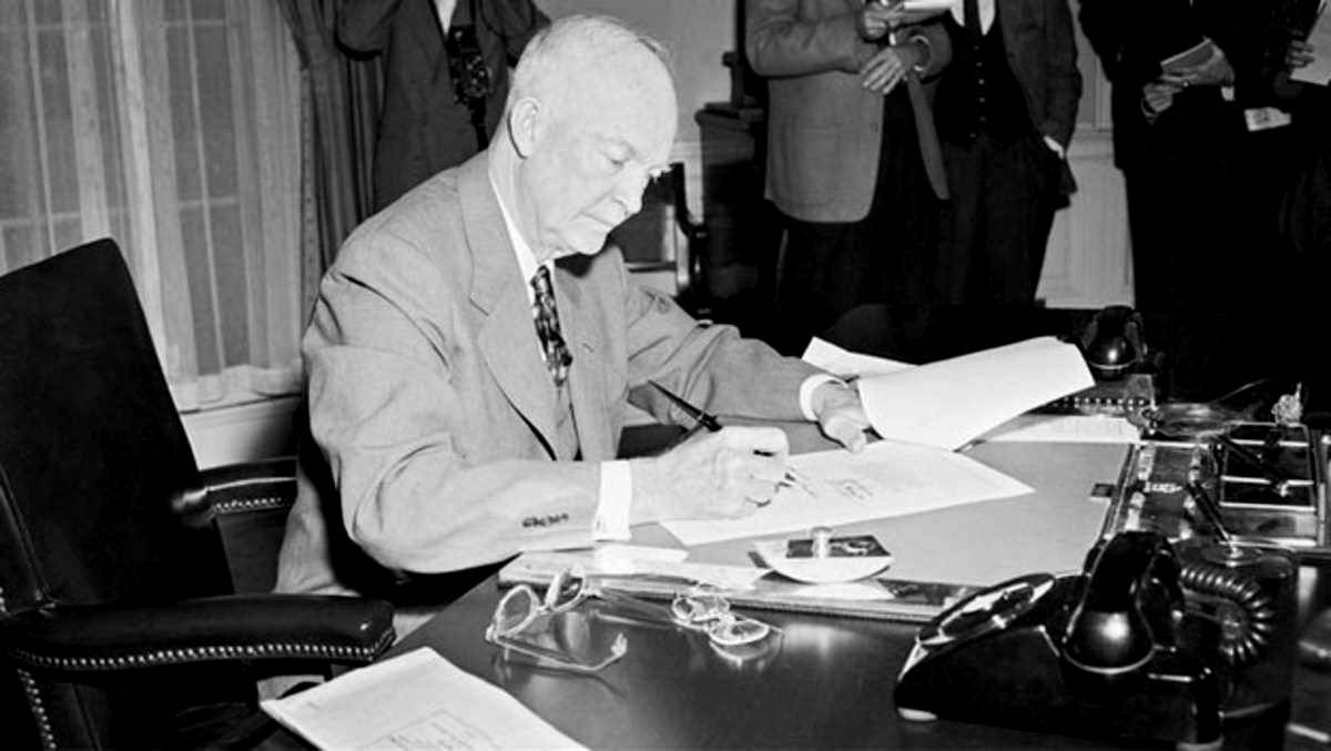 1959  الرئيس الأمريكي أيزنهاور يوقع مرسوماً يعلن ضم هاواي.