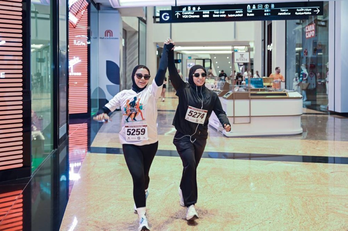 جانب من المشاركات في فعالية «دبي مولاثون»