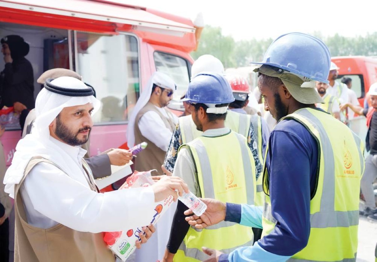 خلال توزيع المياه والعصائر على العمال